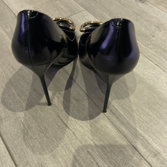 Burberry Flanagan D-Ring Pumps. Made in Italy. Size: US 8 1/2, UK 6, EUR 39 - Picture 11 of 16